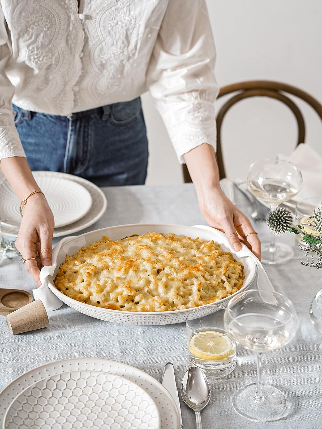 LE TAUCI Serving Bowls, Large Oval Platters for Entertaining, Ceramic Serving Tray for Dinner, Pasta, Salad, Dessert, Turkey, Fish, Fruit, Bread - 45oz/74oz, 11.8"/13.7", Set of 2, Arctic White