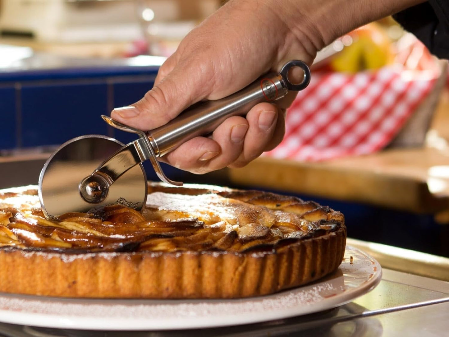 Rösle 12718 Stainless Steel Round-Handle Pizza Cutter Wheel with Thumb Leverage 7.9 in.