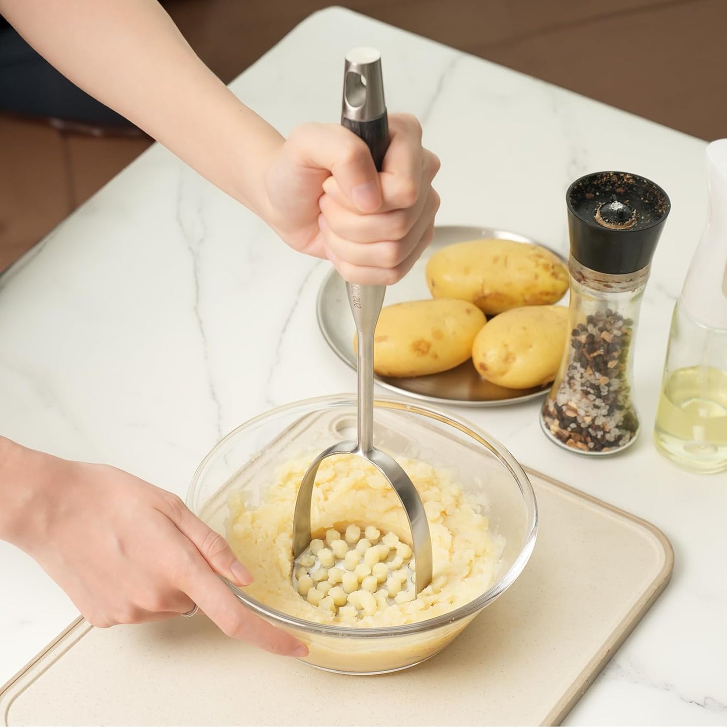 Potato Masher Stainless Steel, Heavy Duty Mashed Potatoe Masher,Professional Integrated Food Masher for Avocado, Potatoes, Beans, Meat, Vegetables (Black wooden handle Masher)