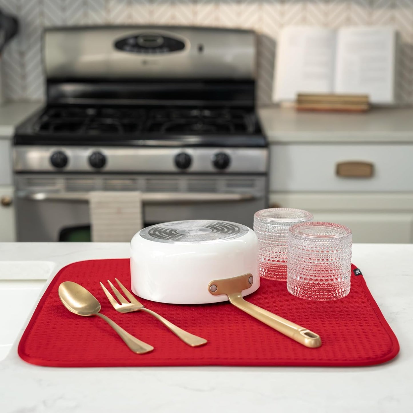 S&T INC. Dish Drying Mat, 16” x 18”, Absorbent Microfiber Kitchen Counter Mat, Dish Drying Pad for Dishes, Utensils, Pots and Pans, Large, Red