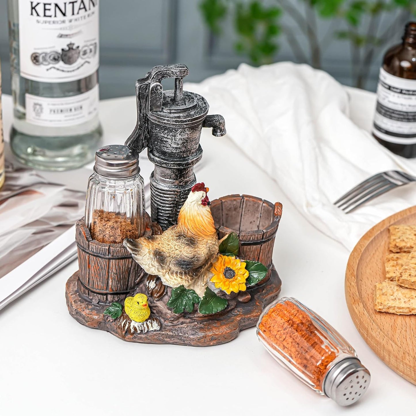 Rustic Salt And Pepper Shakers Set - Salt And Pepper Dispenser with Resin Hen Well Figurine And Statues Holder - Farmhouse Kitchen DéCor with Glass Spice Jars